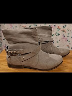 Juicy Couture Grey Vegan Suede Neutral Boho Casual Ankle Boot w/ Chains SZ 8M